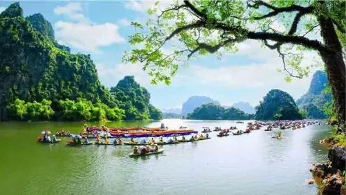 Toust Du lich tâm linh  trong ngày Hà Nội - Bái đính - Tràng An