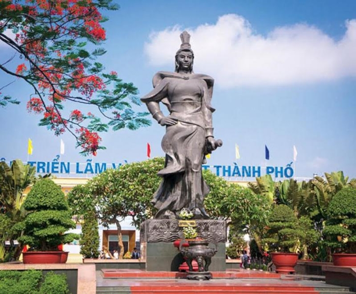 Lễ hội bà Lê Chân Hải Phòng được tổ chức khai mạc tại quảng trường, nơi đặt tượng đài của vị nữ tướng. Ảnh: Sưu tầm.