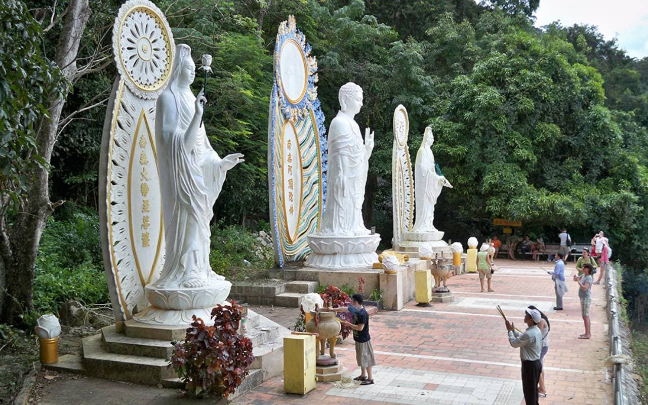 Tượng Phật uy nghi