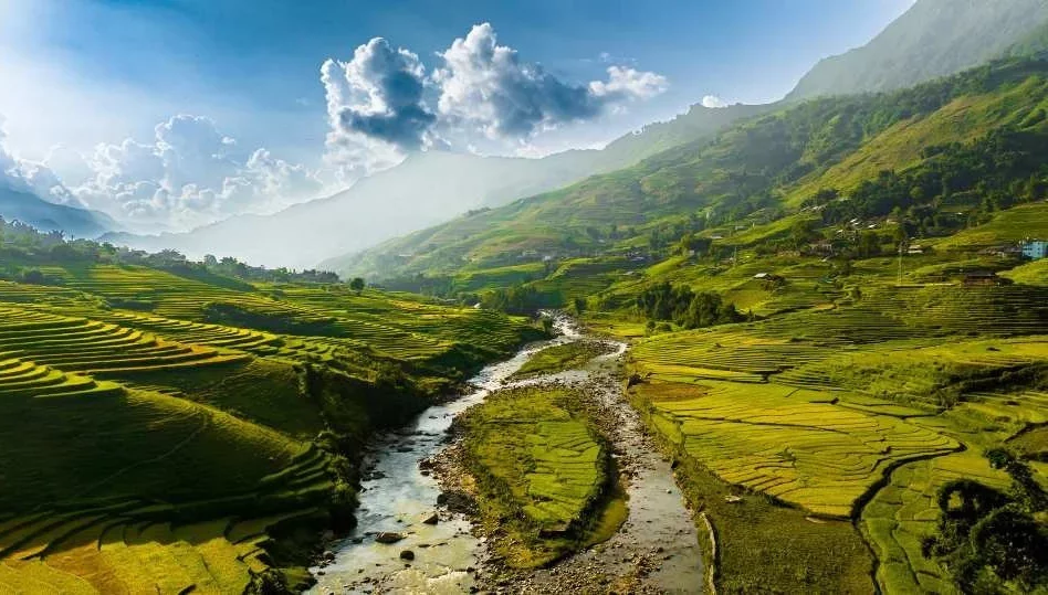 Những con đường trải nhựa phẳng lì uốn lượn qua những thửa ruộng bậc thang xanh ngút ngàn, núi đồi trùng điệp, sân mây kỳ vĩ…