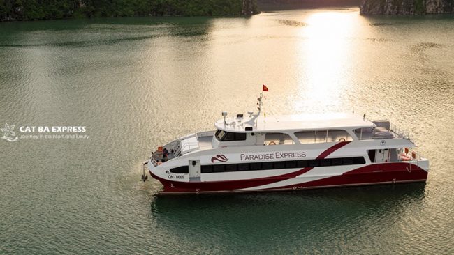 Vừa đi tàu vừa ngắm hoàng hôn trên đảo thì còn gì tuyệt vời bằng