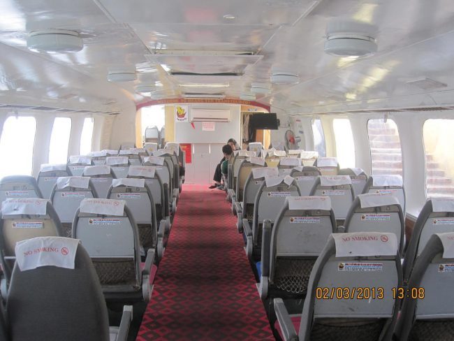 Bạn nên chọn ghế ngồi ở thân tàu để hạn chế say sóng