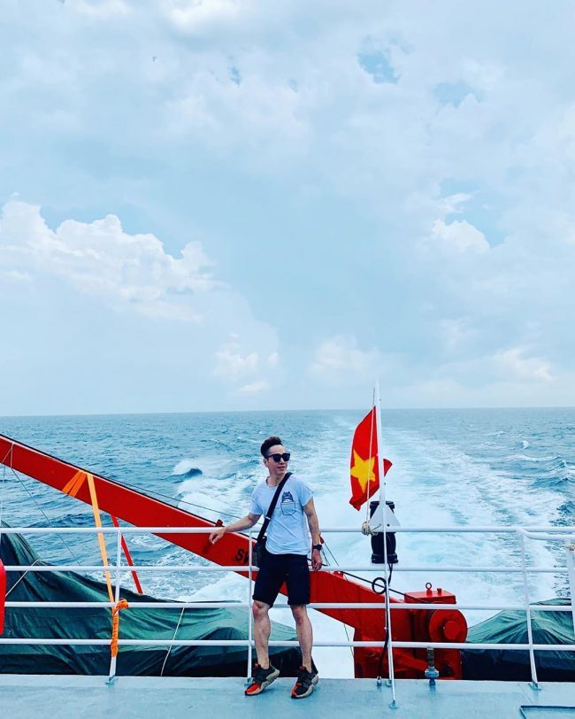 Chụp ảnh check in trên tàu cao tốc đi Cát Bà